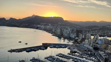 Sakin sulardan güzel bir şekilde yansıyan büyüleyici bir gün batımı manzarası.