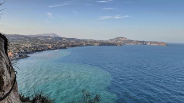 Nefes kesici ve geniş bir panoramik sahil manzarası. Canlı şehri ve masmavi suları güzel bir şekilde gösteriyor.