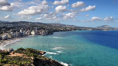 Kesinlikle nefes kesici bir panoramik manzara ışıl ışıl mavi suların yanında yer alan bir kıyı şehrini gösteriyor.