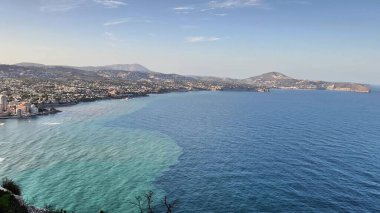 Sersemletici sahil şeridi ve dingin, Akdeniz 'in berrak sularının nefes kesici panoramik manzarası