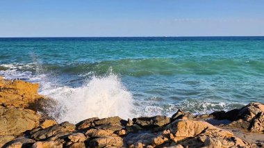 Dalgaların dingin sükunetine dalıp engebeli kayalık kıyılara çarpacaksın.