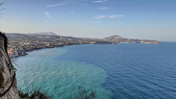 Nefes kesici ve geniş bir panoramik sahil manzarası. Canlı şehri ve masmavi suları güzel bir şekilde gösteriyor.