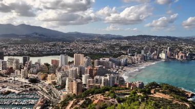 Nefes kesici bir hava manzarası. Canlı bir sahil şehrini, resimli sahili ve marinasıyla güzel bir şekilde yakalıyor.