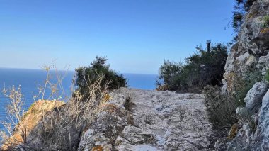 Uçurumlar boyunca manzaralı kayalık bir yol büyüleyici okyanus manzaralı, doğa severler ve maceracılar için mükemmel.
