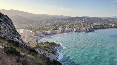 Muhteşem bir uçurumdan nefes kesici bir okyanus manzarası, canlı sahil kasabasını ve mavi sularını gözler önüne seriyor.