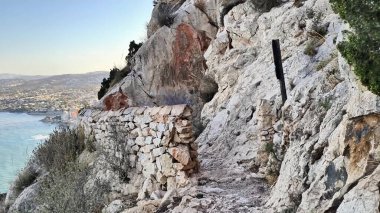 Nefes kesici kıyı manzaraları ve olağanüstü doğal güzellikler sunan inanılmaz derecede çarpıcı bir kaya yolu keşfedin.