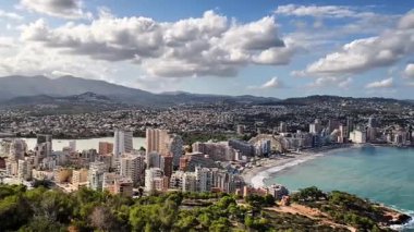 Nefes kesici bir panoramik manzara, canlı, hareketli bir kıyı şehri çarpıcı kumlu plajlar ve yemyeşil bir yer.