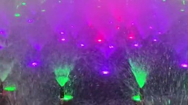 Göz kamaştırıcı renkli fıskiyeler canlı ışıklar ve su püskürtüleri büyülü bir ortam yaratıyor..