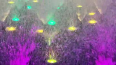 Göz kamaştırıcı ve büyüleyici, canlı renkler ve parlak desenlerle aydınlatılmış güzel su çeşmeleri.