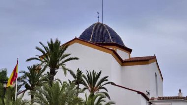 Akdeniz temalı görseller için ideal, canlı palmiyelerle süslenmiş nefes kesici, evcil bir yapı.