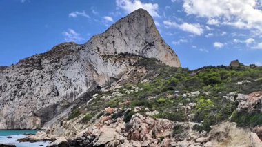 Büyüleyici manzara kayalık bir kıyı şeridini, yüksek dağları ve parlak kristal berrak mavi suları barındırır.