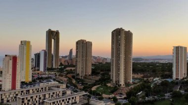 Göz kamaştırıcı şehir gökdelenlerini aydınlatan gökdelenler ve akşam günbatımında canlı mimari sergileniyordu.