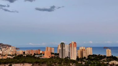 Etkileyici ve çarpıcı bir şehir manzarası alacakaranlık sırasında güzel okyanus manzarasıyla birlikte yüksek binalar sergiliyor.