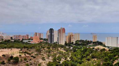 Etkileyici gökdelenleri, yemyeşil yeşillikleri ve güzel deniz manzaralı çarpıcı bir kıyı şehri.