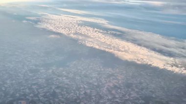 Mavi gökyüzüne karşı güzel hava manzaralı bulut oluşumları, doğa meraklıları için mükemmel..