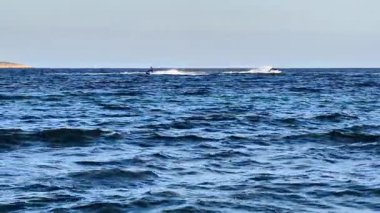 Gök mavisi suların ufuktaki uzak adalarla buluştuğu nefes kesici kıyı manzarasını deneyin.