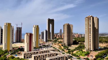 Şaşırtıcı ve nefes kesici bir manzara, yemyeşil gökdelenlerin yanında çağdaş gökdelenler sergiliyor.