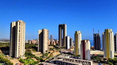 Havadan bakıldığında etkileyici gökdelenler berrak mavi gökyüzünün altında yemyeşil bir hava ile harmanlanıyor.