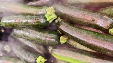 Canlı, taze kabaklar buharda güzelce düzenlenmiş, parlak dokularını ve canlı yeşil renklerini sergiliyorlar.