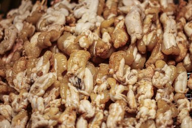 Izgara kalamar yumurtaları, altın dumanlı dokular, içi çiğnenmiş ve dışı parlak. Geleneksel Tayland sokak yemekleri lezzeti, pazarlarda yaygın olarak bulunur ve aşçılık turizminin en önemli unsurlarından biridir..