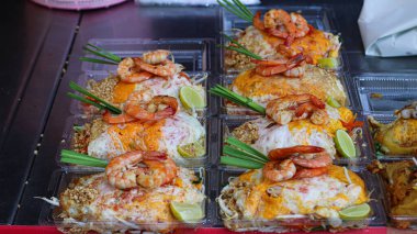 Tayland Pad Thai 'si yumurtanın içine karides, limon, fıstık ve taze soğan konmuş olarak servis edilir. Iconic Thai sokak yemekleri canlı renkler, taze tat ve otantik tatları birleştirir..