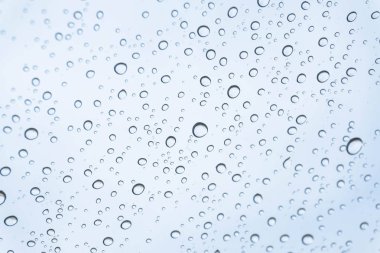 Penceredeki yağmur, yağmurun doğal teni gökyüzündeki yağmur suyunun doğal formu..