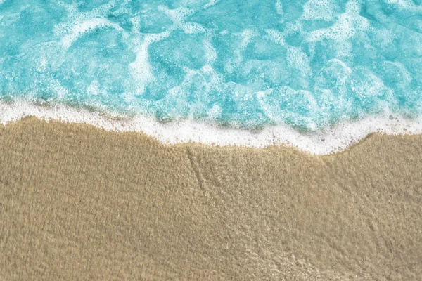 해변에서 바다의 부드러운 물결입니다 모래와 배경에서 웨이브 텍스트 기타에 바닥에 — 스톡 사진