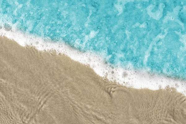 沙滩上的蓝色海洋的柔和波浪 沙子和海浪在海滩背景 为文本和其他内容在底部放置空格 — 图库照片