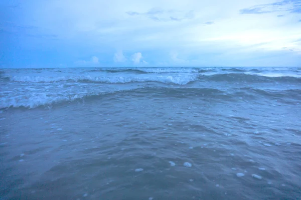 沙滩上的蓝色海洋的柔和波浪 沙子和海浪在海滩背景 为文本和其他内容在底部放置空格 — 图库照片