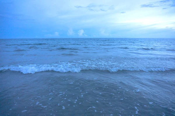 Miękkie Fala Niebieski Ocean Piaszczystej Plaży Tło Piasku Fal Tle — Zdjęcie stockowe