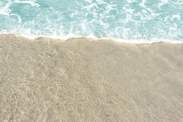 沙滩上的蓝色海洋的柔和波浪 沙子和海浪在海滩背景 为文本和其他内容在底部放置空格 — 图库照片