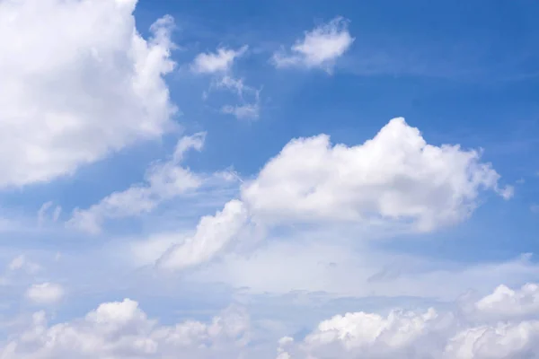 Γαλάζιο Του Ουρανού Μικροσκοπικά Σύννεφα Στον Ουρανό Της Ημέρας Σύνθεση — Φωτογραφία Αρχείου