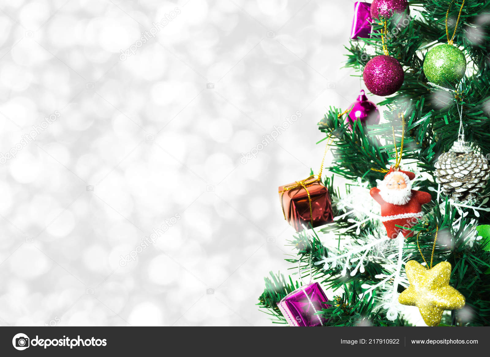 Decorações Árvore Natal Bonito Decorado Com Caixas Presente Uma Paisagem  fotos, imagens de © NOKFreelance #217910922