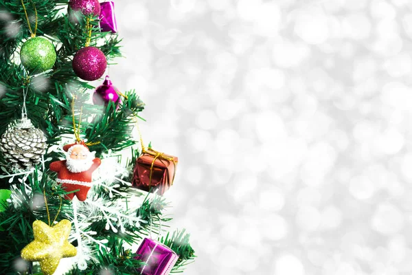 Дерево Різдвяні Прикраси Прекрасно Прикрашена Подарунковими Коробками Зимовому Пейзажі Снігом — стокове фото