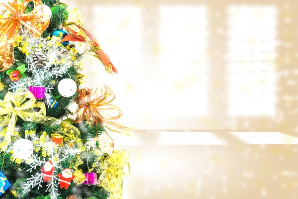 Árbol Decoraciones Navideñas Hermosa Decorada Con Cajas Regalo Paisaje Invierno — Foto de Stock