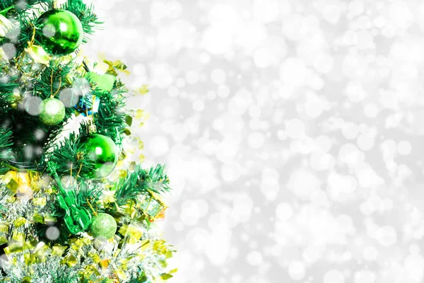 Дерево Різдвяні Прикраси Прекрасно Прикрашена Подарунковими Коробками Зимовому Пейзажі Снігом — стокове фото