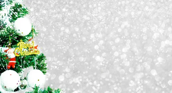 Árbol Decoraciones Navideñas Hermosa Decorada Con Cajas Regalo Paisaje Invierno —  Fotos de Stock