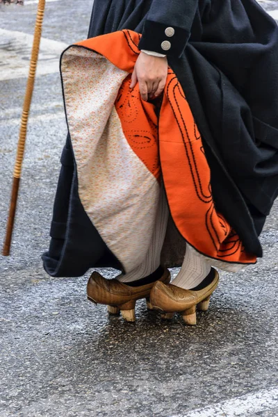 Una Mujer Adapta Las Madres Zapatos Rústicos Madera Que Utilizaron — Foto de Stock