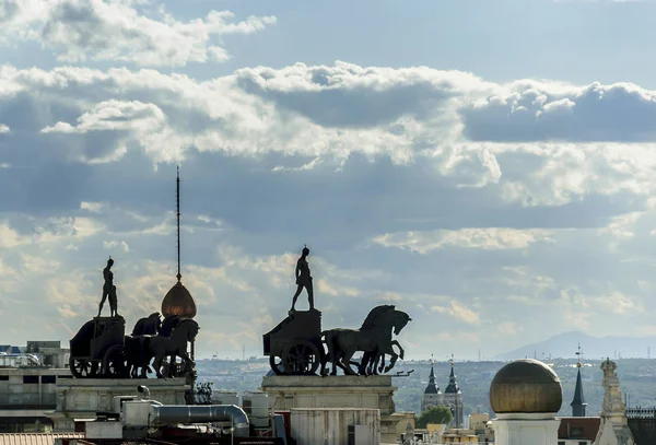 Quadriga sculpturen in de hemel van Madrid — Stockfoto