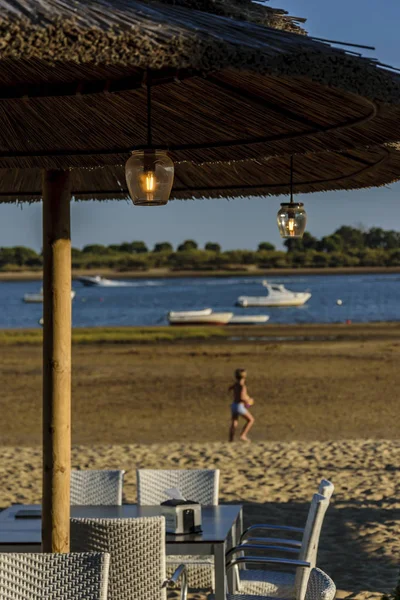 Pierwsze godziny zachodu słońca na tarasie przy plaży — Zdjęcie stockowe