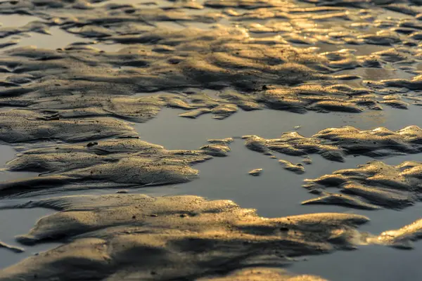 Пляжный песок во время отлива — стоковое фото