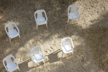 Altı boş sandalye bir gösteride işgal edilmeyi bekliyor.