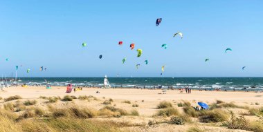 HUELVA, İSPAN, AĞUSTOS 12, 2020 Punta Umbria Plajı