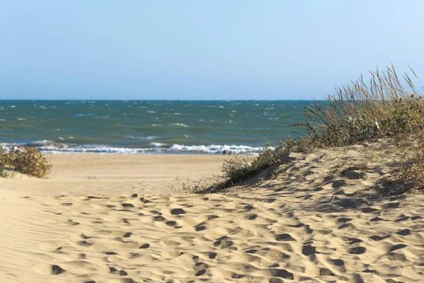 Typowa Droga Dojazdowa Plaży Stworzona Przez Delikatne Wydmy Południowej Hiszpanii — Zdjęcie stockowe