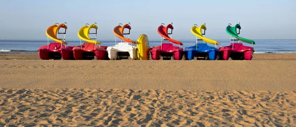Grupa Kolorowe Rowery Wodne Zjeżdżalnią Zaparkowany Plaży Czeka Wynajęcia — Zdjęcie stockowe