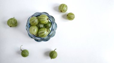 Düzgün beslenme ve diyet konsepti, cam vazo, beyaz arka planda bektaşi üzümlü üst manzara.