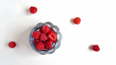 Arka planda ahududu ve böğürtlen içeren bir vazo ile beyaz bir zemin üzerinde izole et, diyet kavramı ve uygun beslenme.