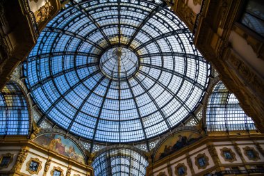 Galeri Vittorio Emanuele II Milano'da Piazza del Duomo (Katedral Meydanı) üzerinde tarihsel iç mimarisi. Dünya'nın en eski alışveriş merkezlerinden birinde alışveriş ve seyahat.