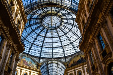 Galeri Vittorio Emanuele II Milano'da Piazza del Duomo (Katedral Meydanı) üzerinde tarihsel iç mimarisi. Dünya'nın en eski alışveriş merkezlerinden birinde alışveriş ve seyahat.
