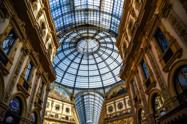 Galeri Vittorio Emanuele II Milano'da Piazza del Duomo (Katedral Meydanı) üzerinde tarihsel iç mimarisi. Dünya'nın en eski alışveriş merkezlerinden birinde alışveriş ve seyahat.